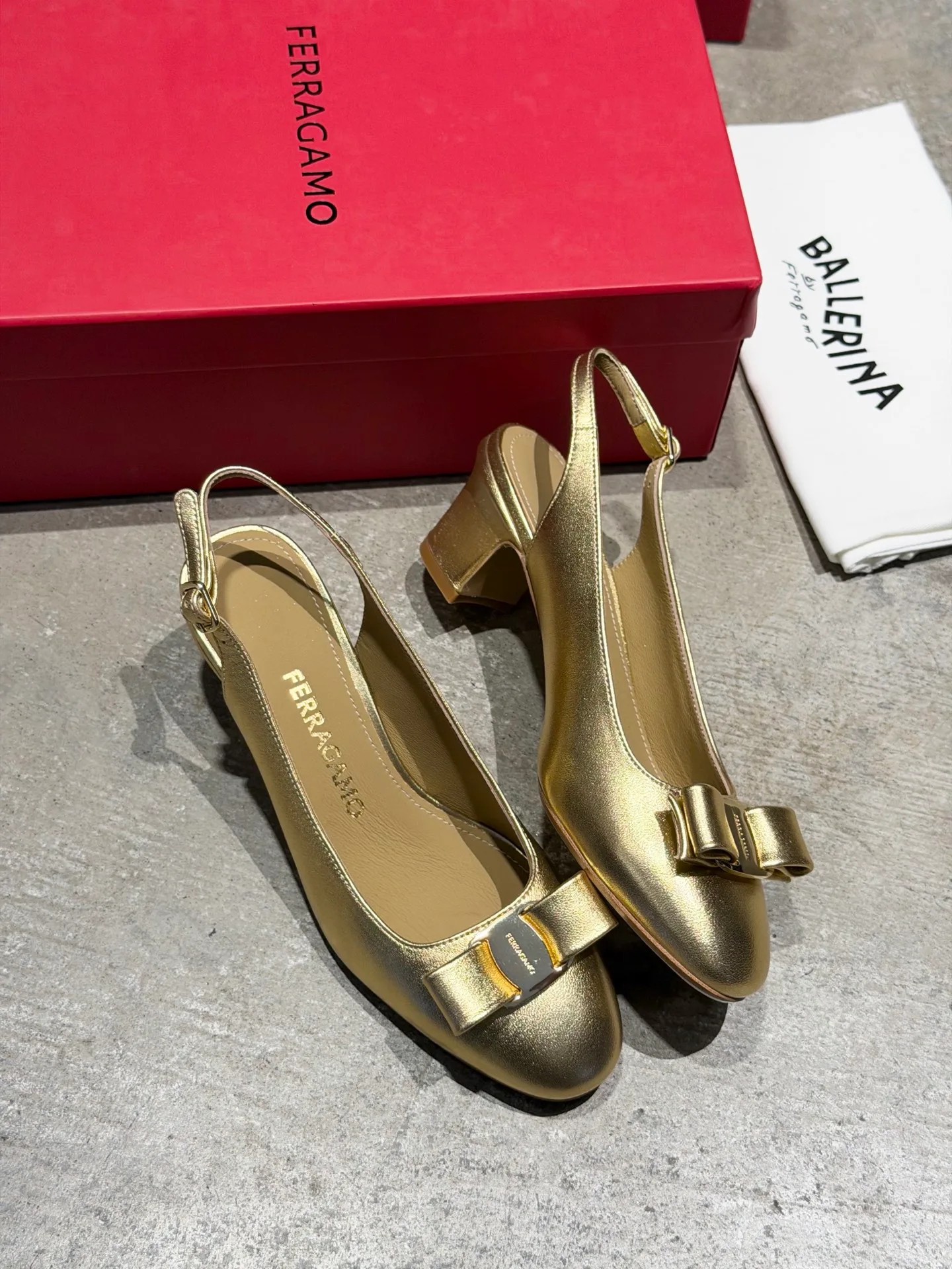 Туфли Женские Salvatore Ferragamo 17642598