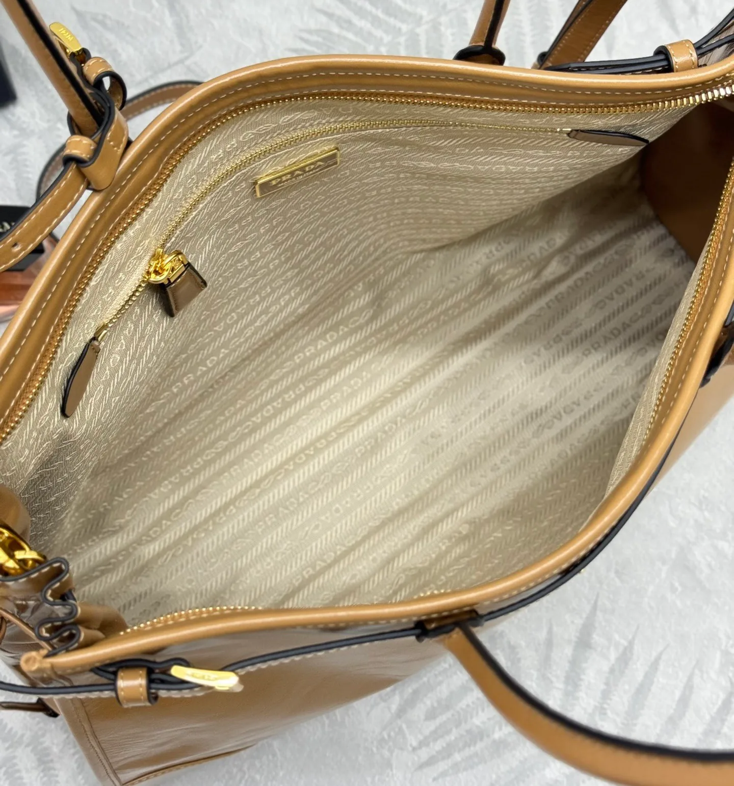 Классические Сумки Женские Prada 11462552