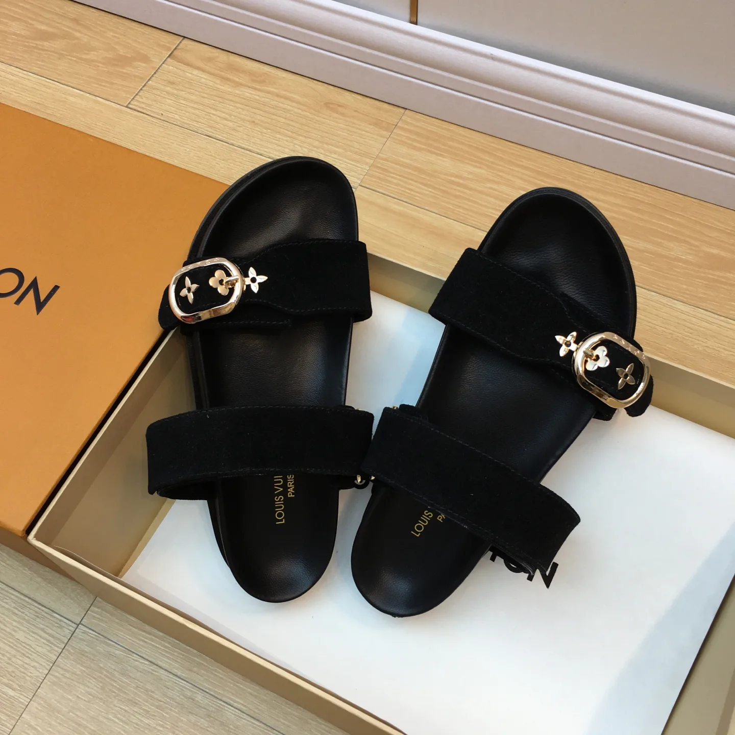 Шлепанцы Женские Louis Vuitton 30704