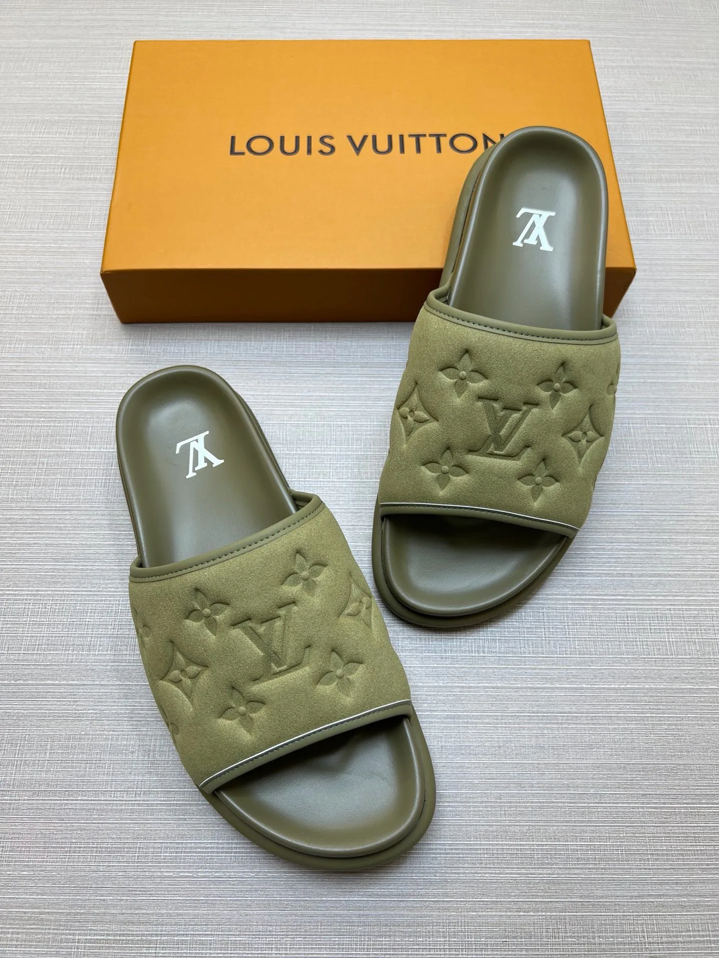 Шлепанцы Женские Louis Vuitton 18011814