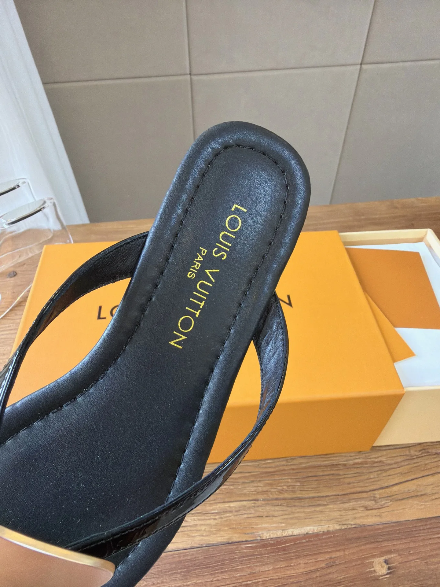 Шлепанцы Женские Louis Vuitton 17620620