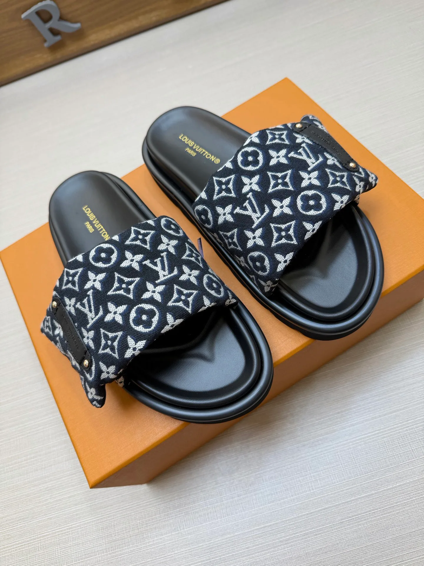 Шлепанцы Женские Louis Vuitton 18011826