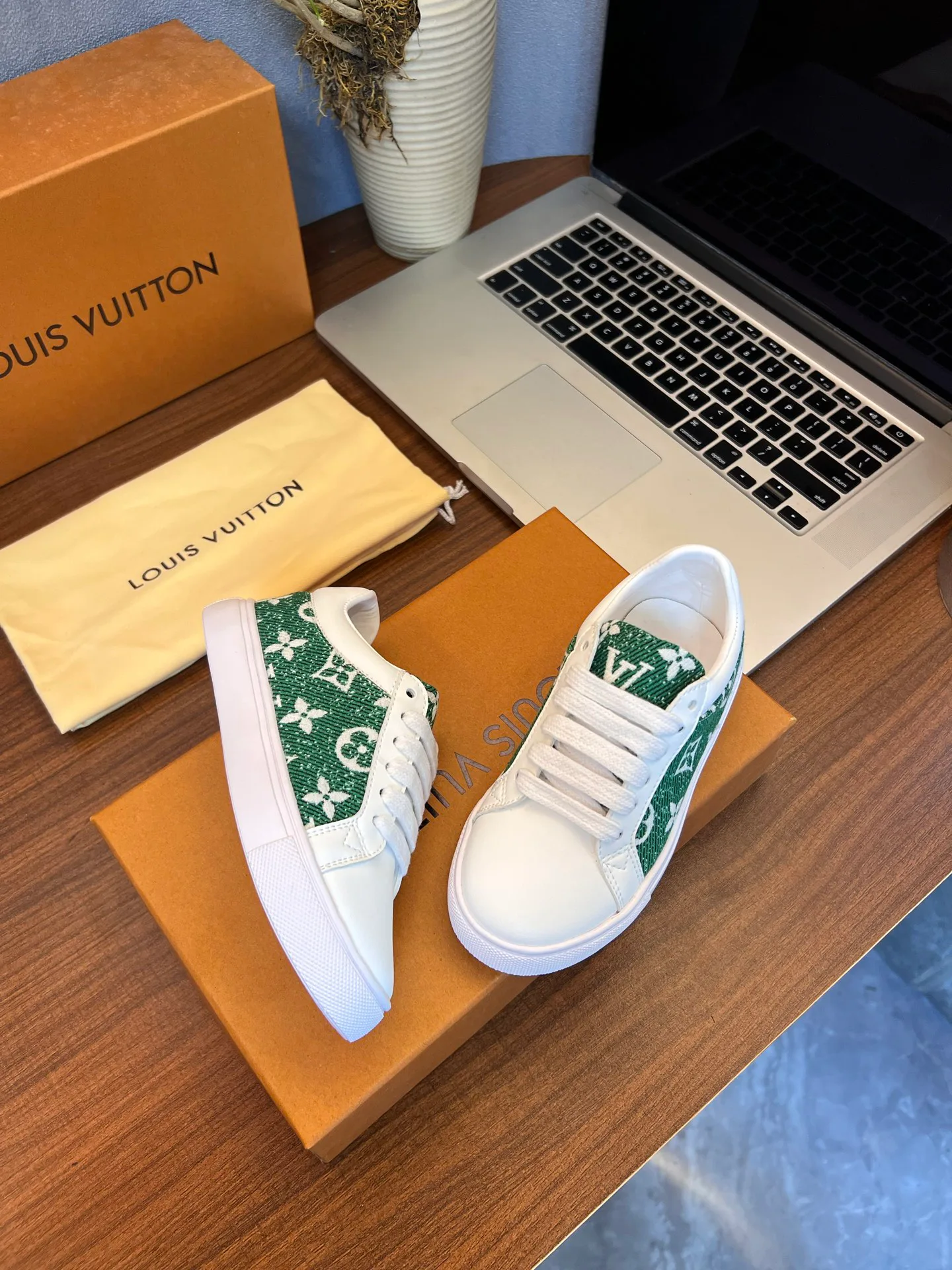 Кроссовки Женские Louis Vuitton 18077539