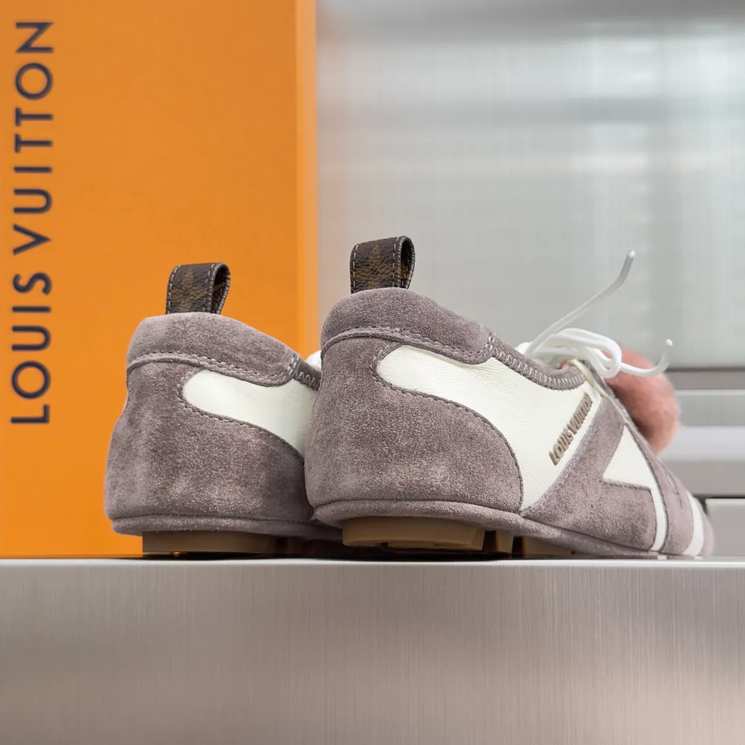 Кроссовки Женские Louis Vuitton 18083489