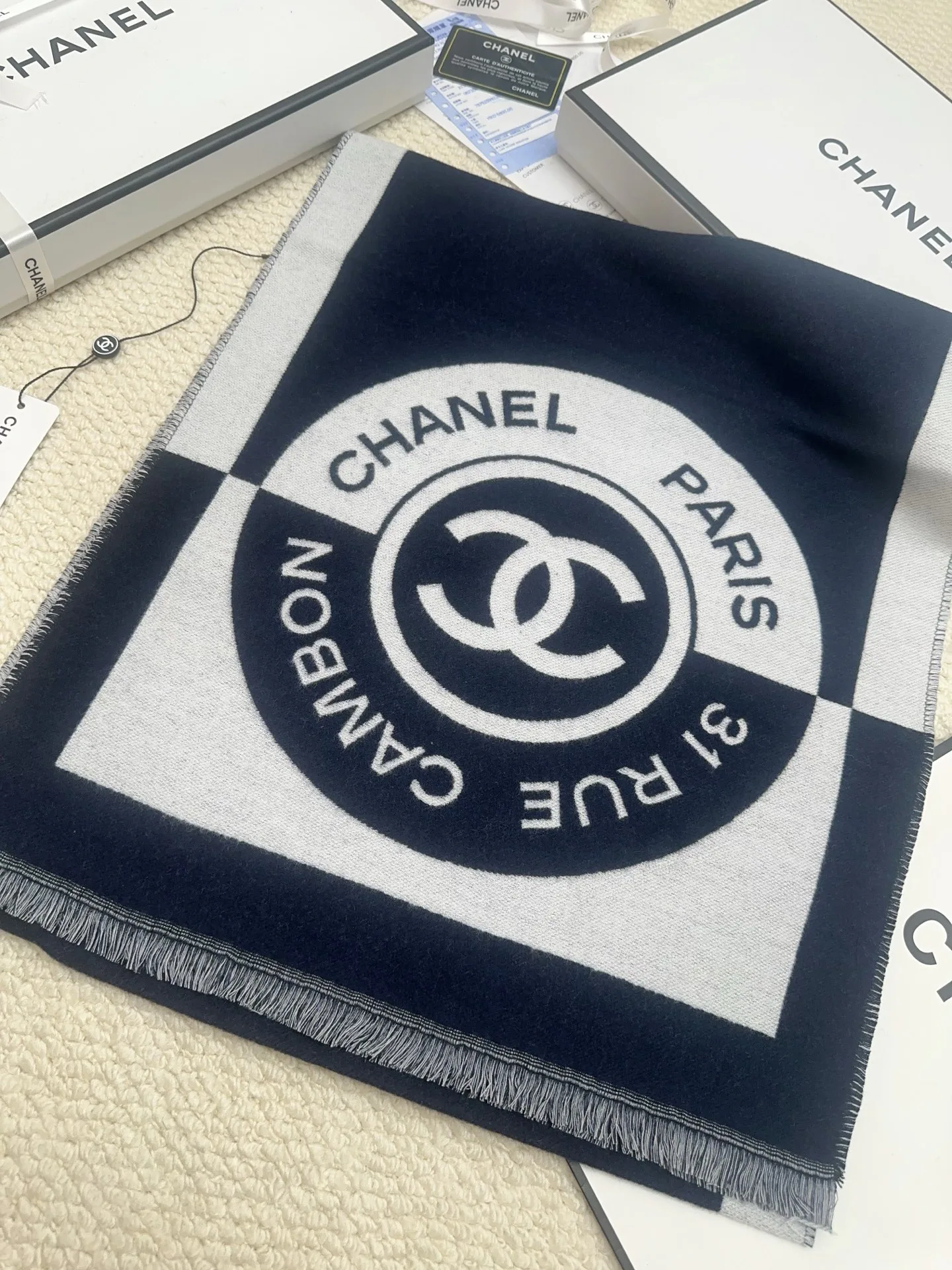 Шарфы Chanel 18627350