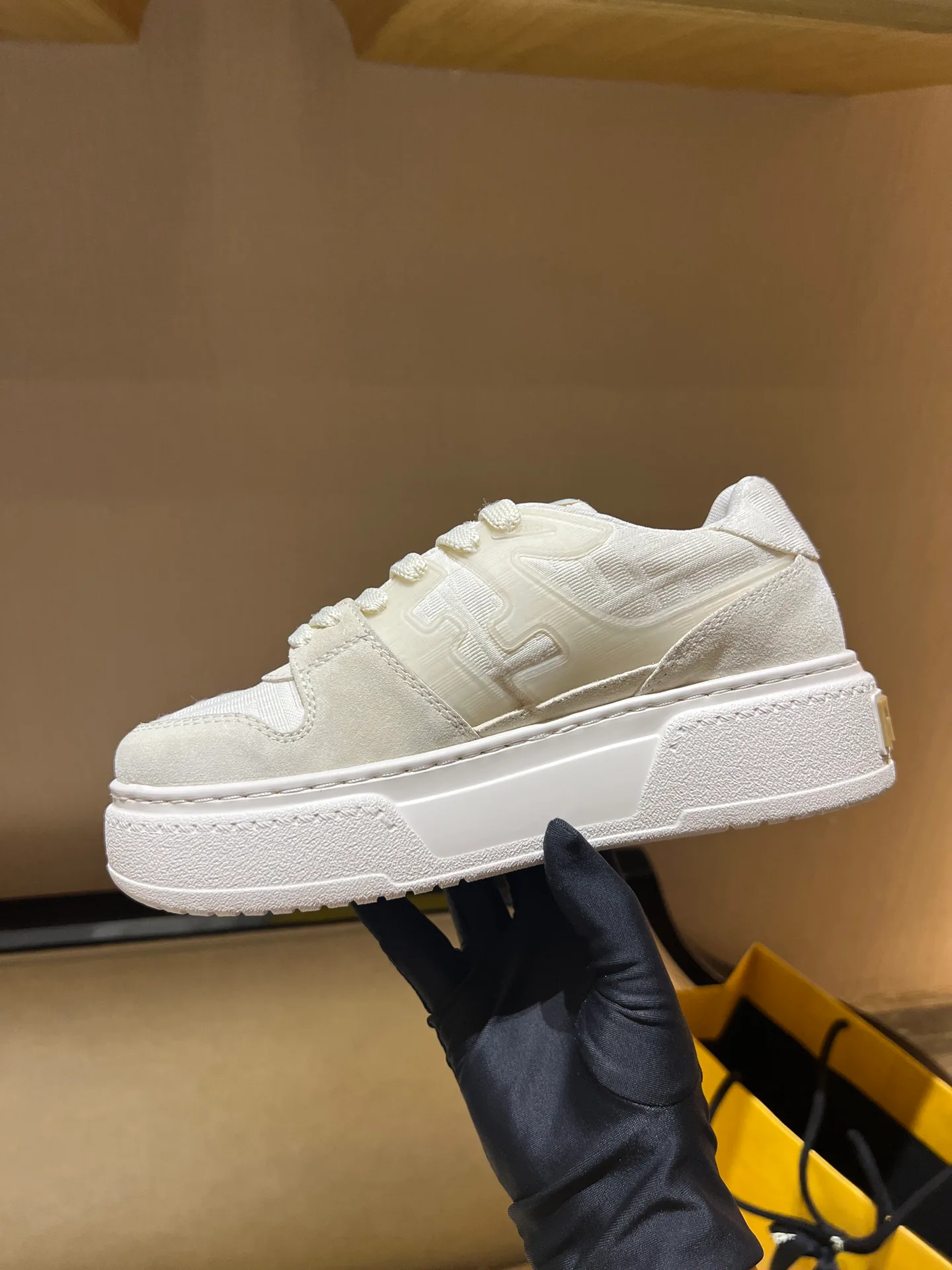 Кроссовки Женские Fendi 11275793