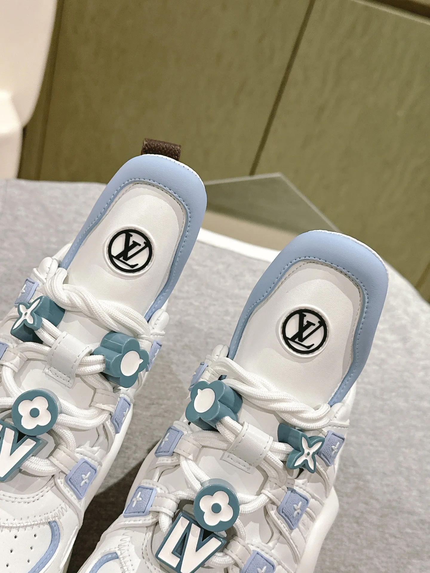 Кроссовки Женские Louis Vuitton 10840478