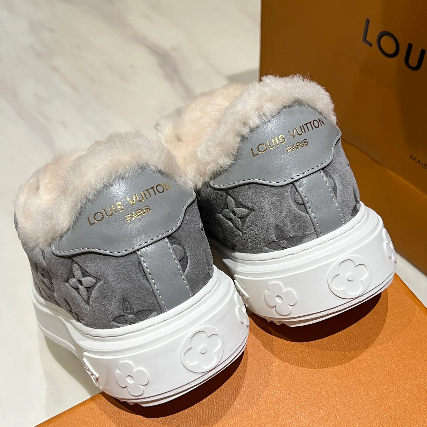 Кроссовки Женские Louis Vuitton 18998314