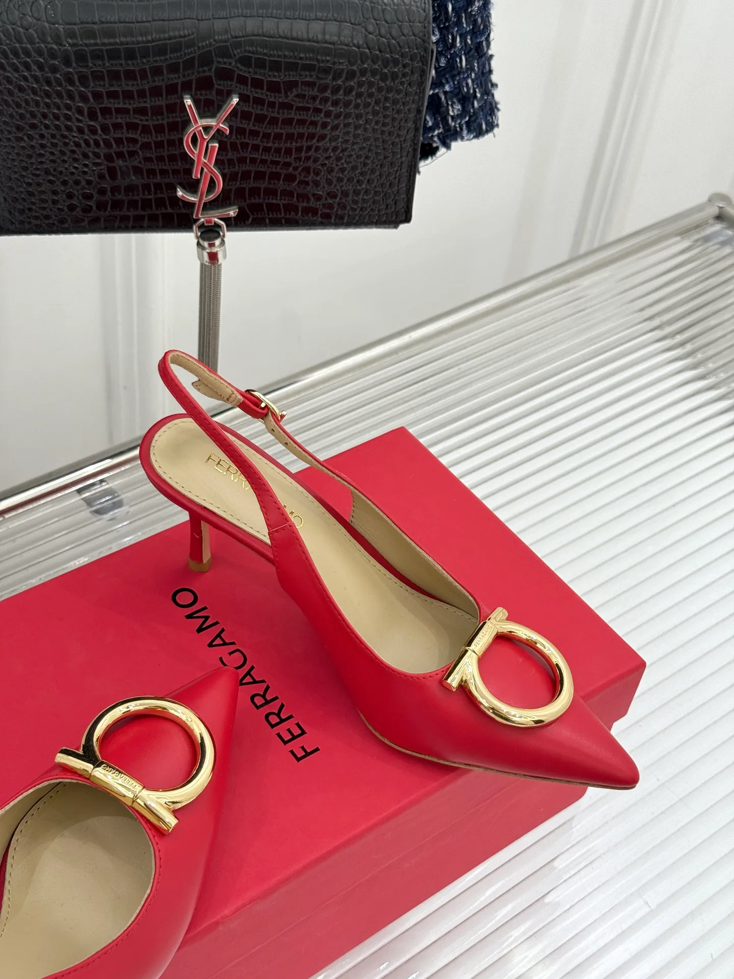 Босоножки Женские Salvatore Ferragamo 11312301