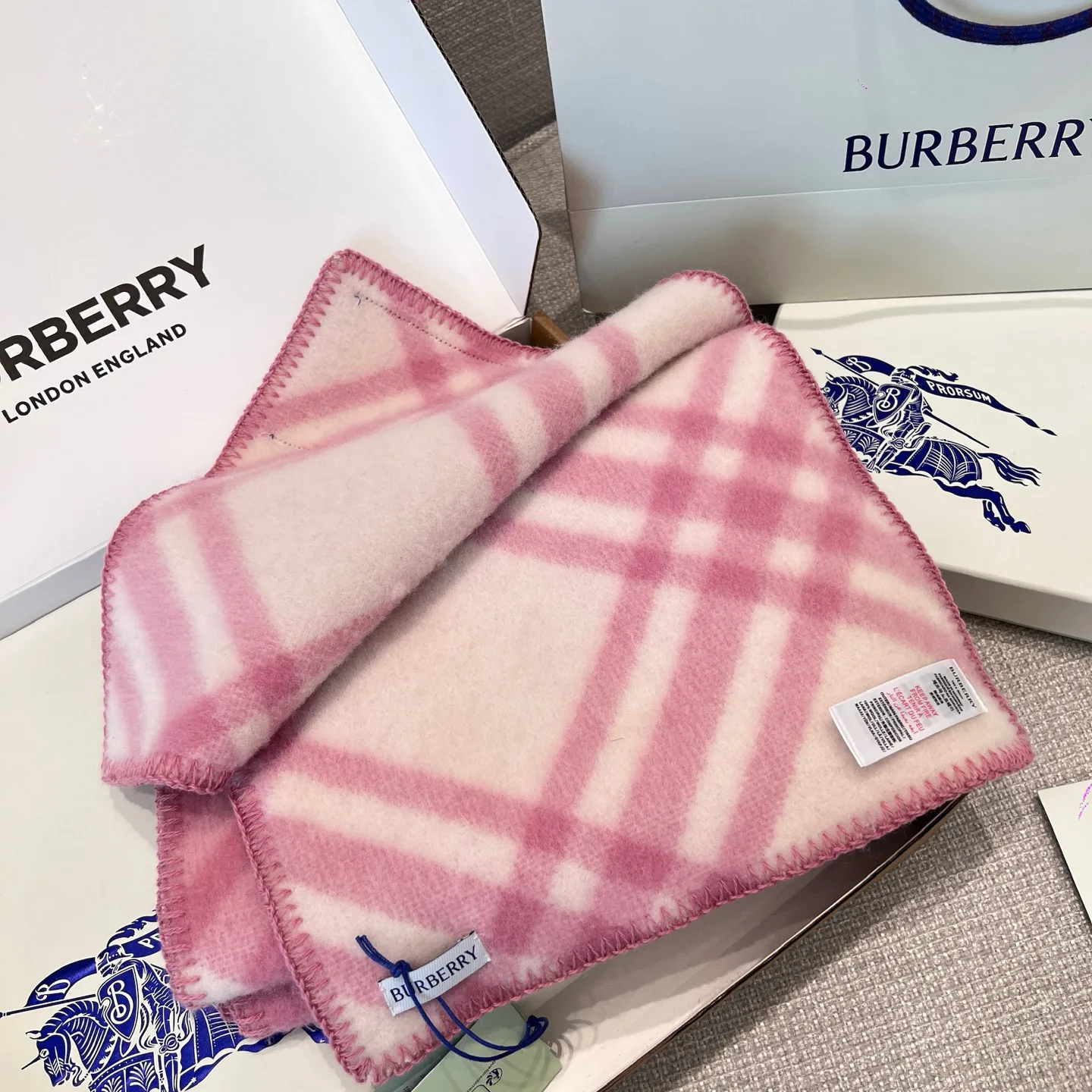 Шарфы Burberry 17945208
