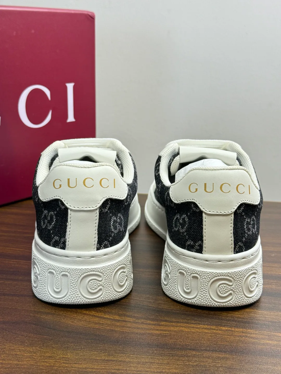 Кроссовки Женские Gucci 19678556