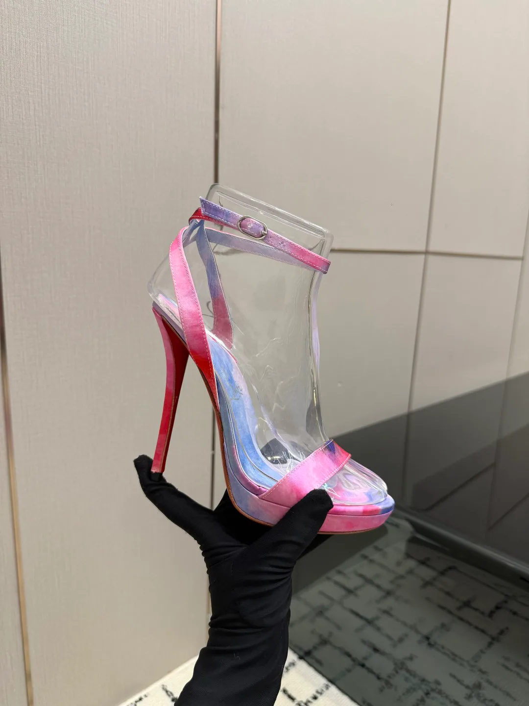 Босоножки Женские Christian Louboutin 17234909