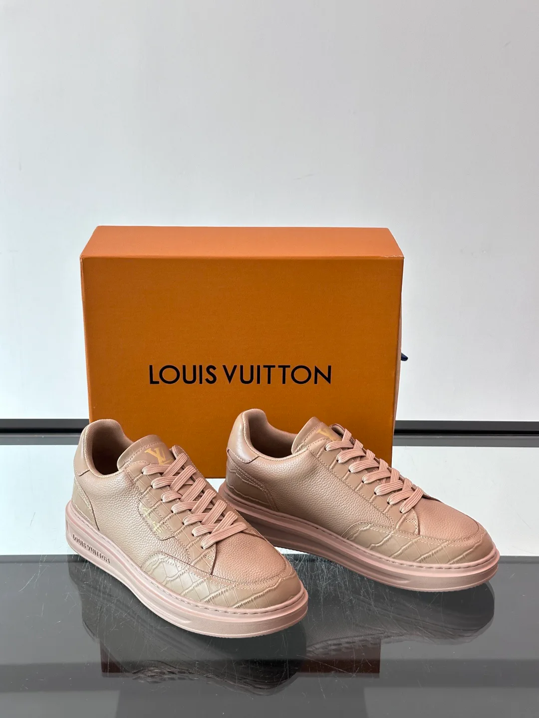 Кроссовки Женские Louis Vuitton 18400578
