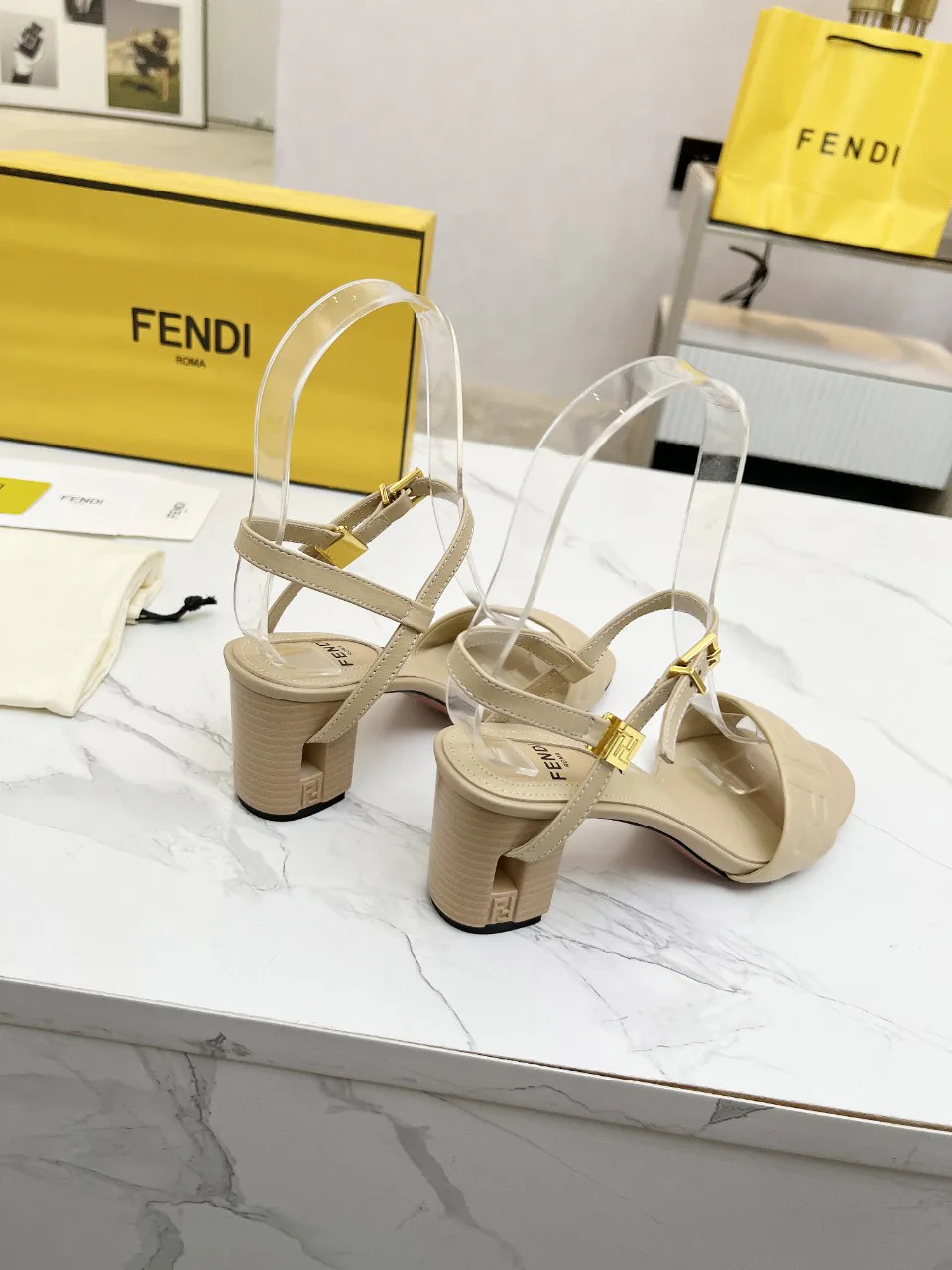 Босоножки Женские Fendi 17366608
