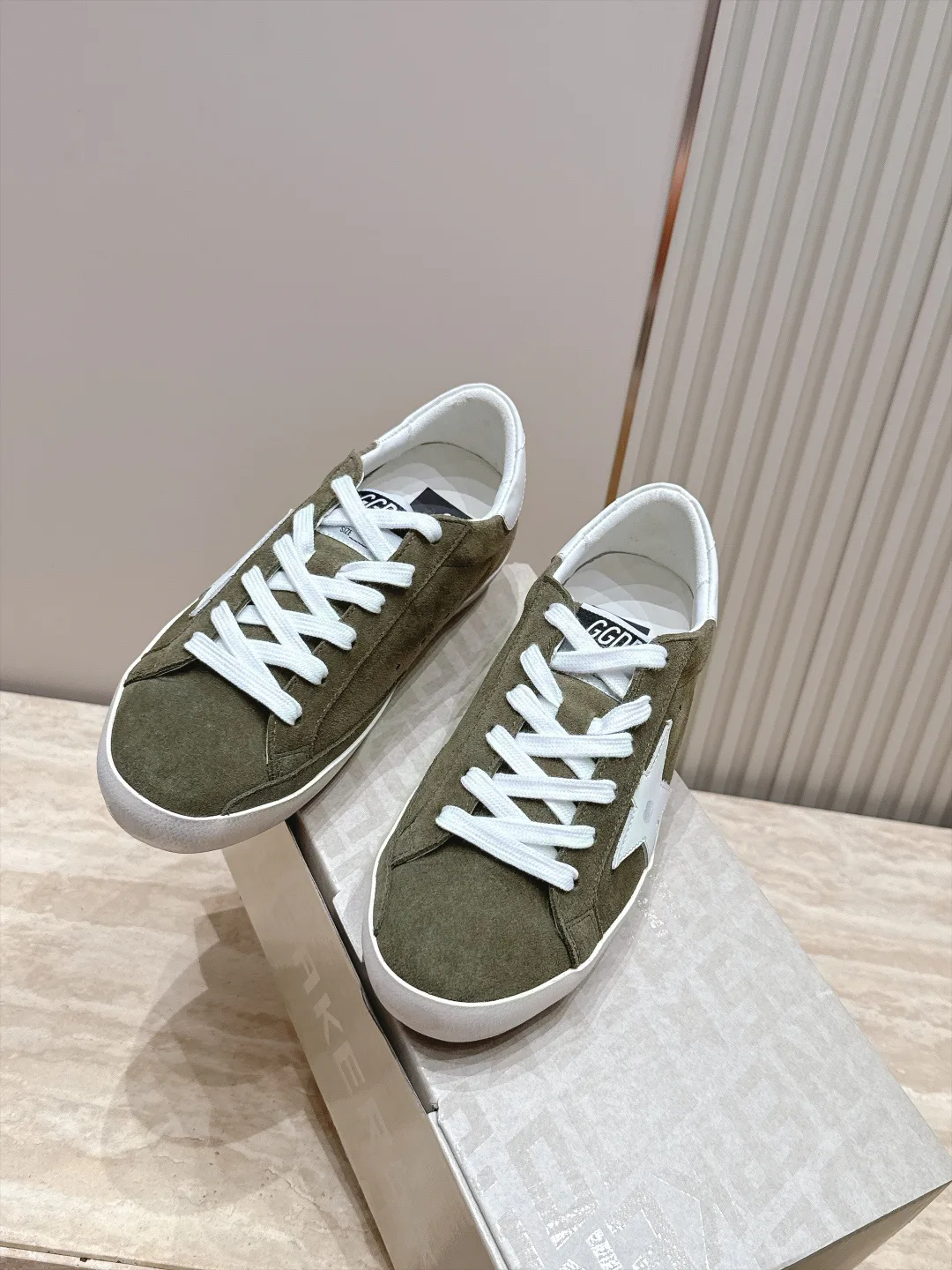 Кроссовки Женские Golden Goose 17963440