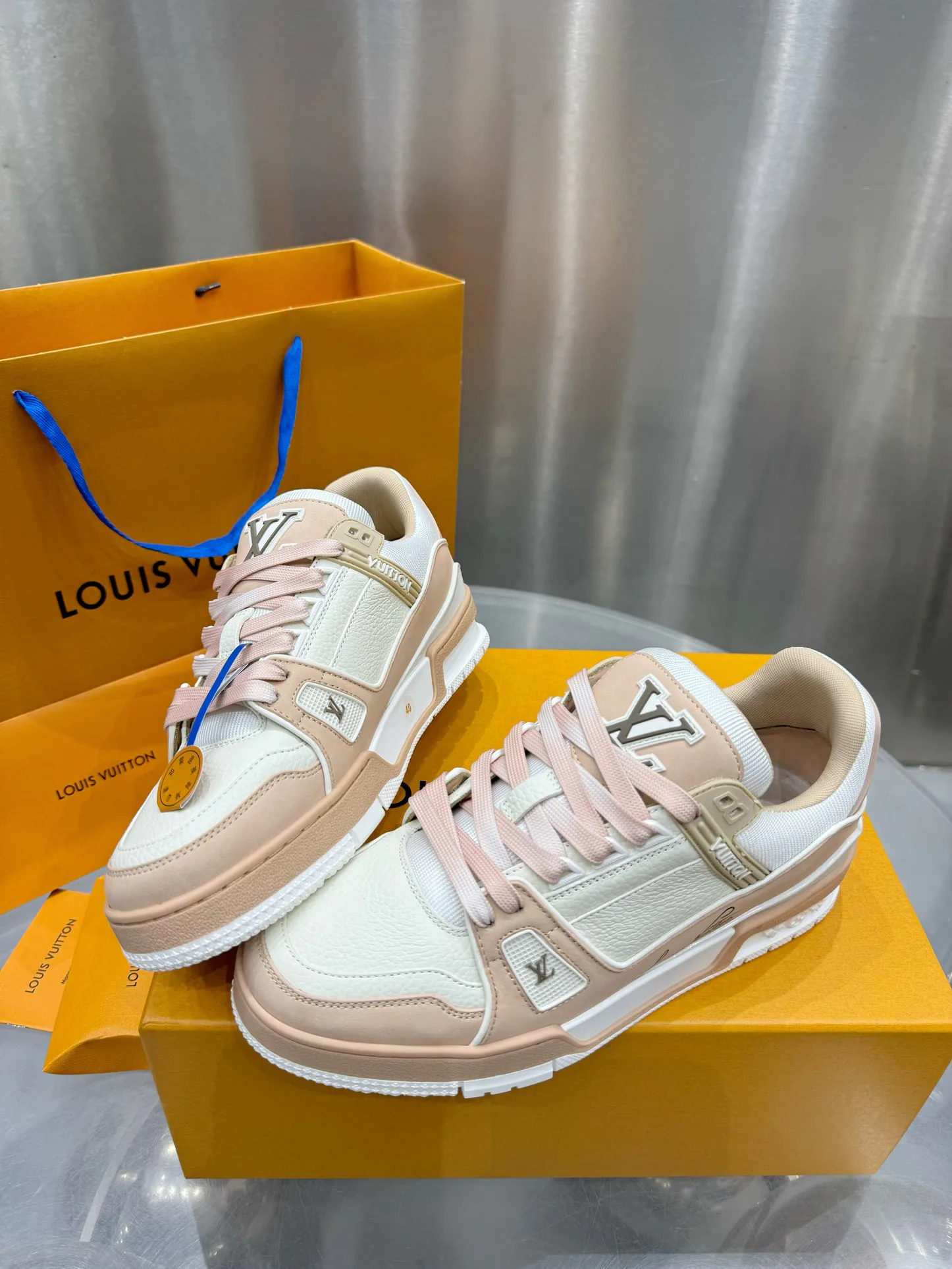 Кроссовки Женские Louis Vuitton 19073367