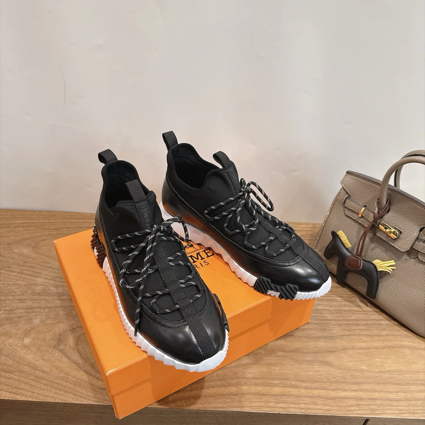 Кроссовки Женские Hermes 17946708