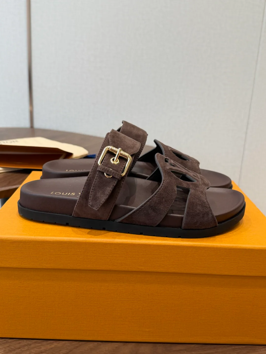 Шлепанцы Женские Louis Vuitton 18687522