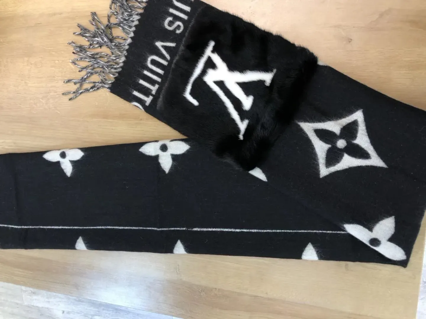 Шарфы Louis Vuitton 1065906