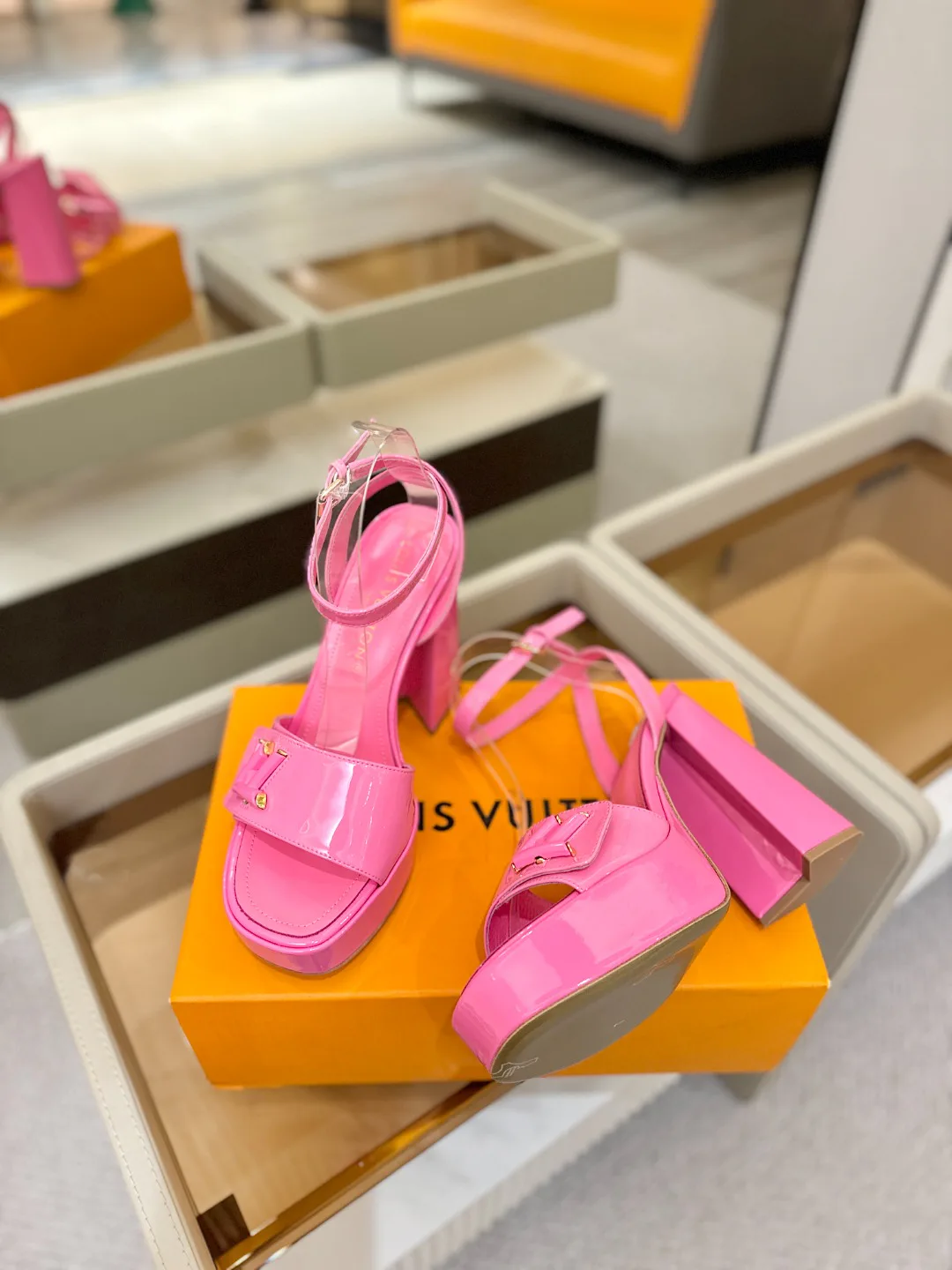 Босоножки Женские Louis Vuitton 17946859