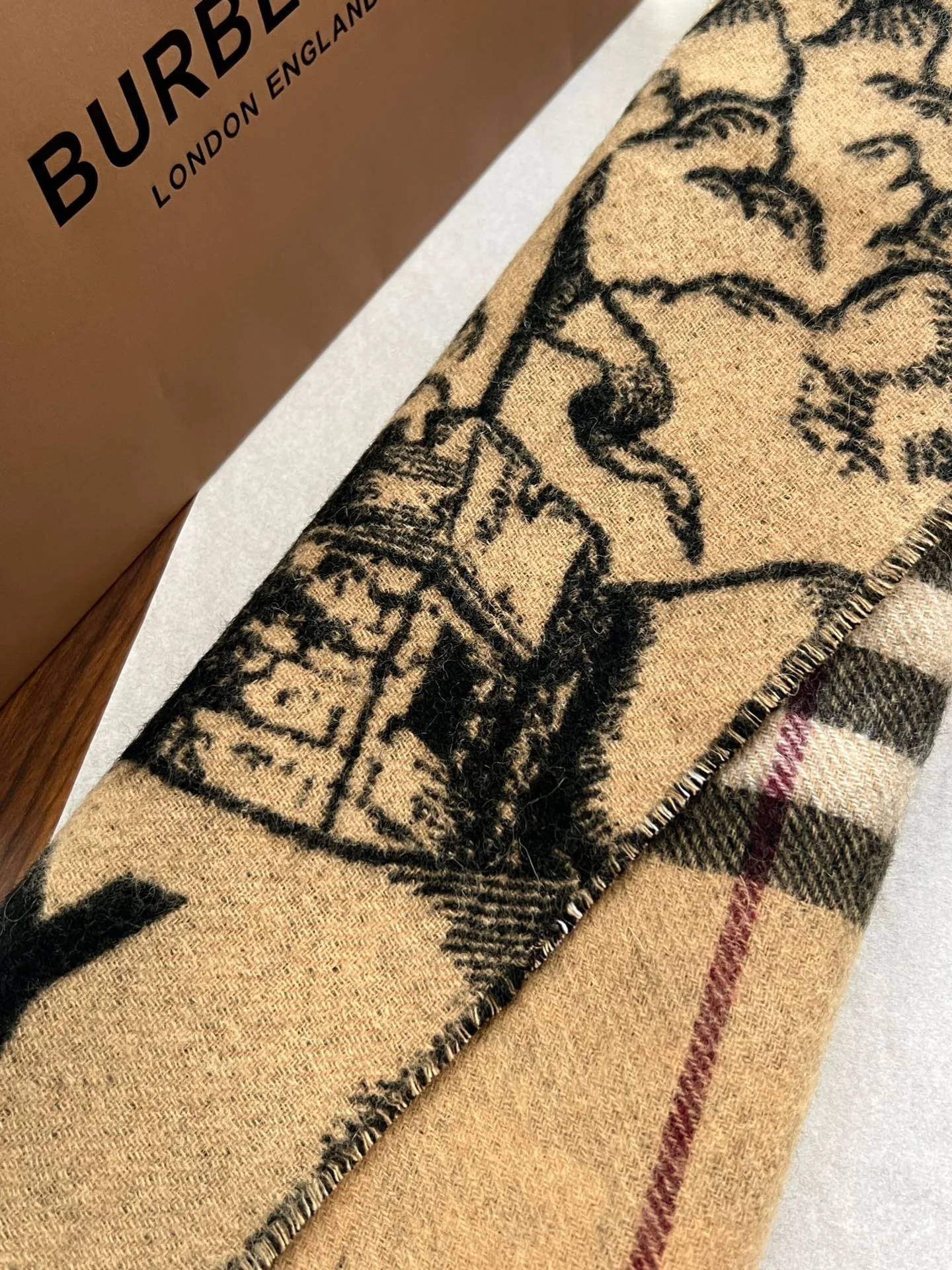 Шарфы Burberry 18659666