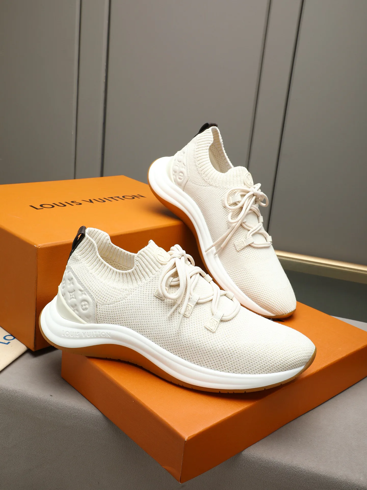 Кроссовки Женские Louis Vuitton 17947266