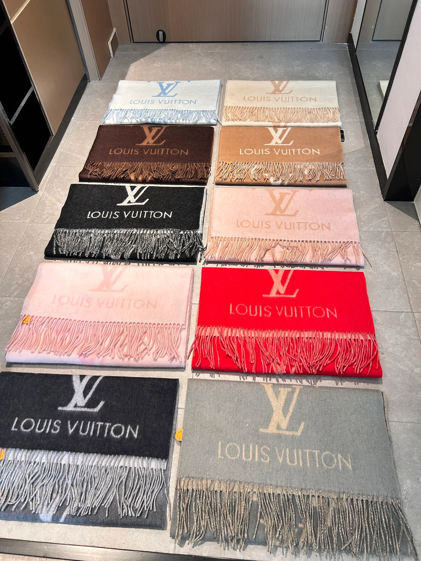Шарфы Louis Vuitton 18507447