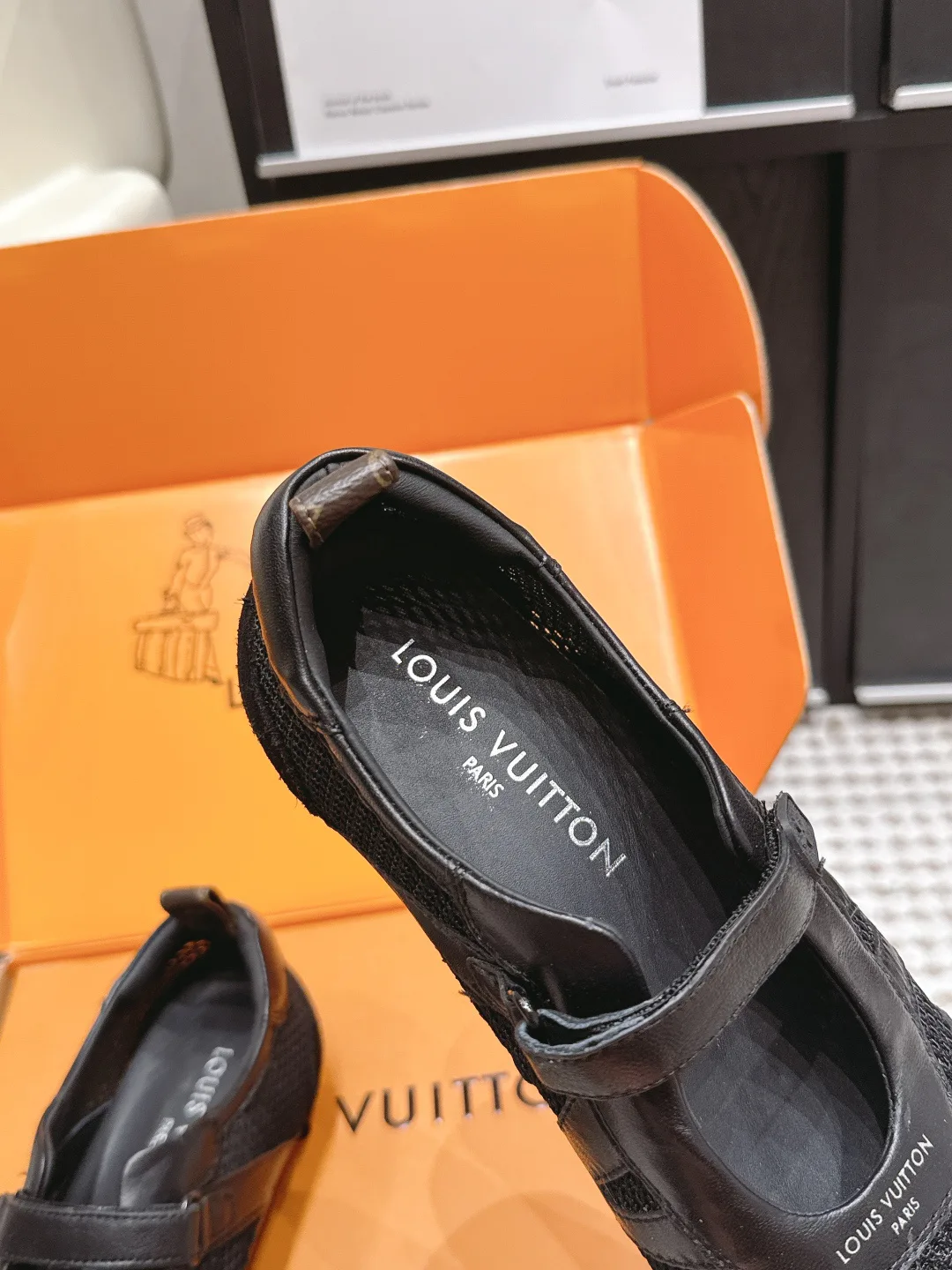 Кроссовки Женские Louis Vuitton 19043358