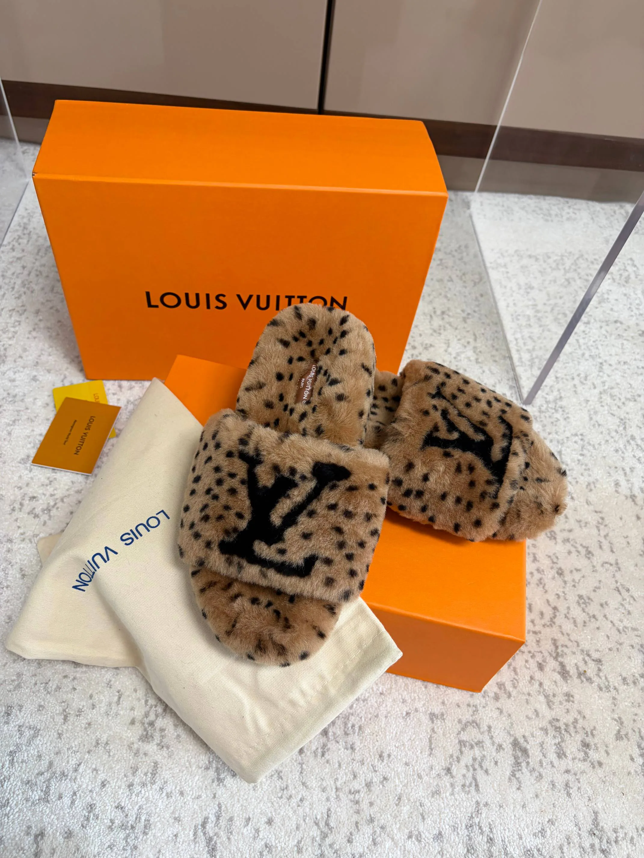 Тапочки Женские Louis Vuitton 18823518