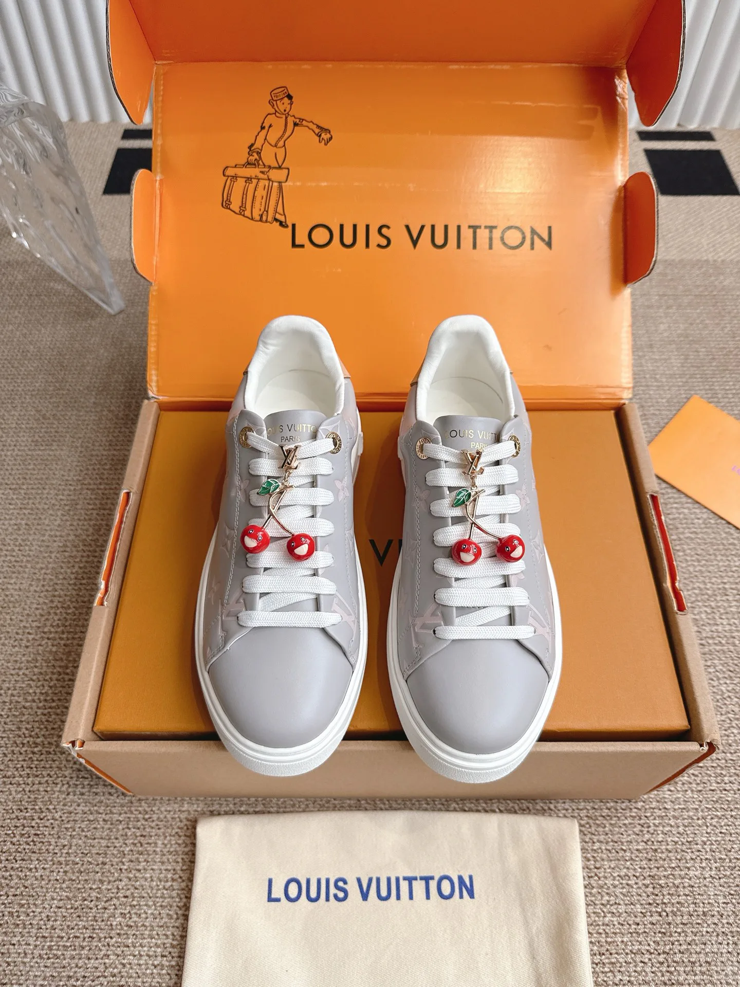 Кроссовки Женские Louis Vuitton 18702944