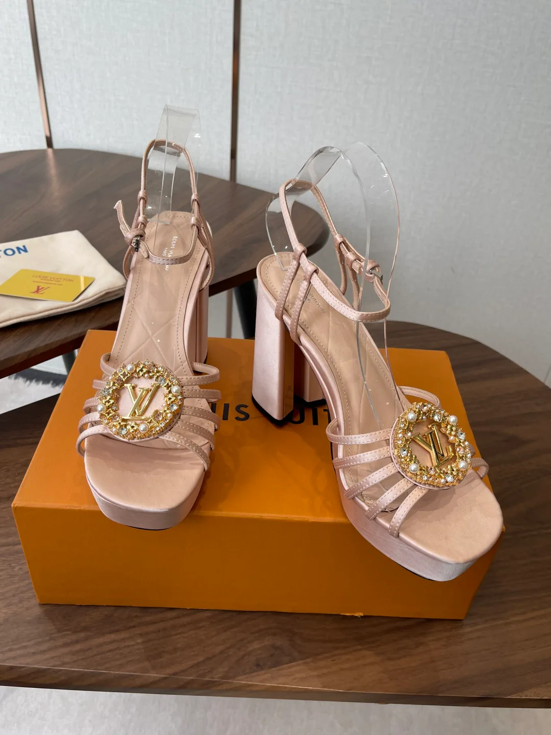 Босоножки Женские Louis Vuitton 11427935