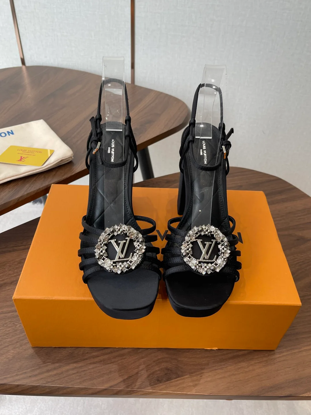 Босоножки Женские Louis Vuitton 11427938