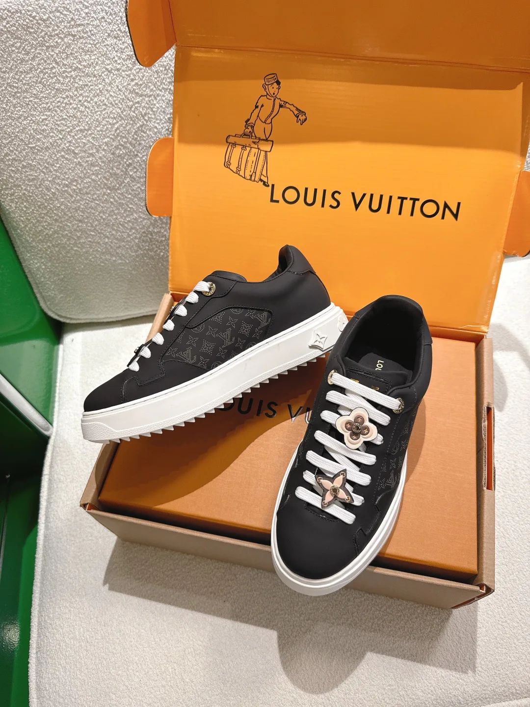 Кроссовки Женские Louis Vuitton 18677716