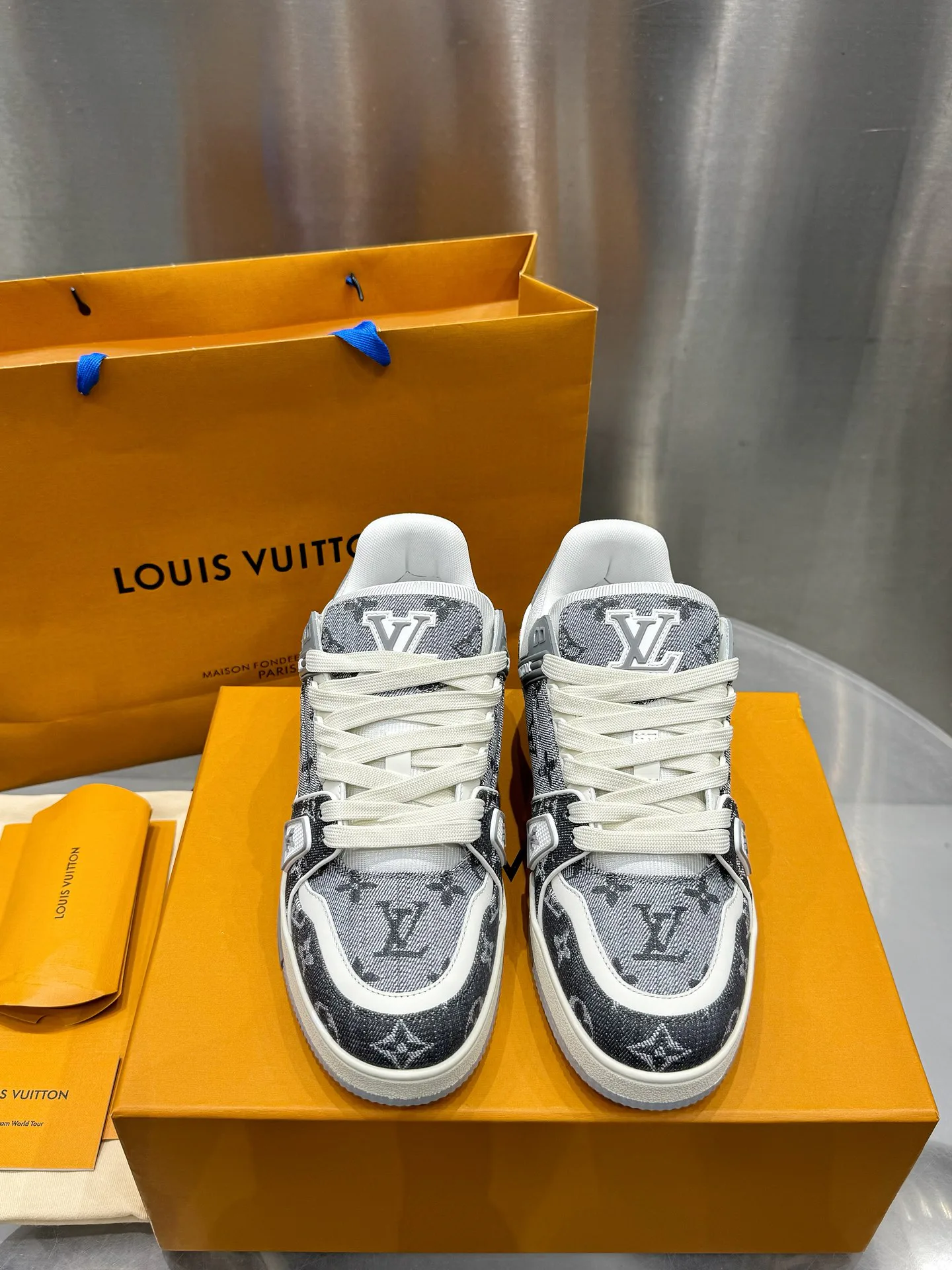 Кроссовки Женские Louis Vuitton 19073357
