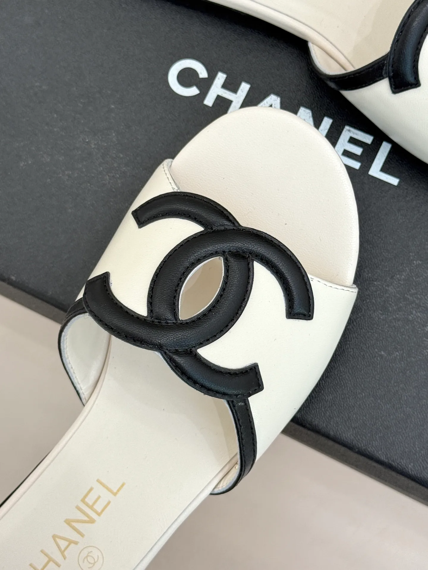 Шлепанцы Женские Chanel 11485805