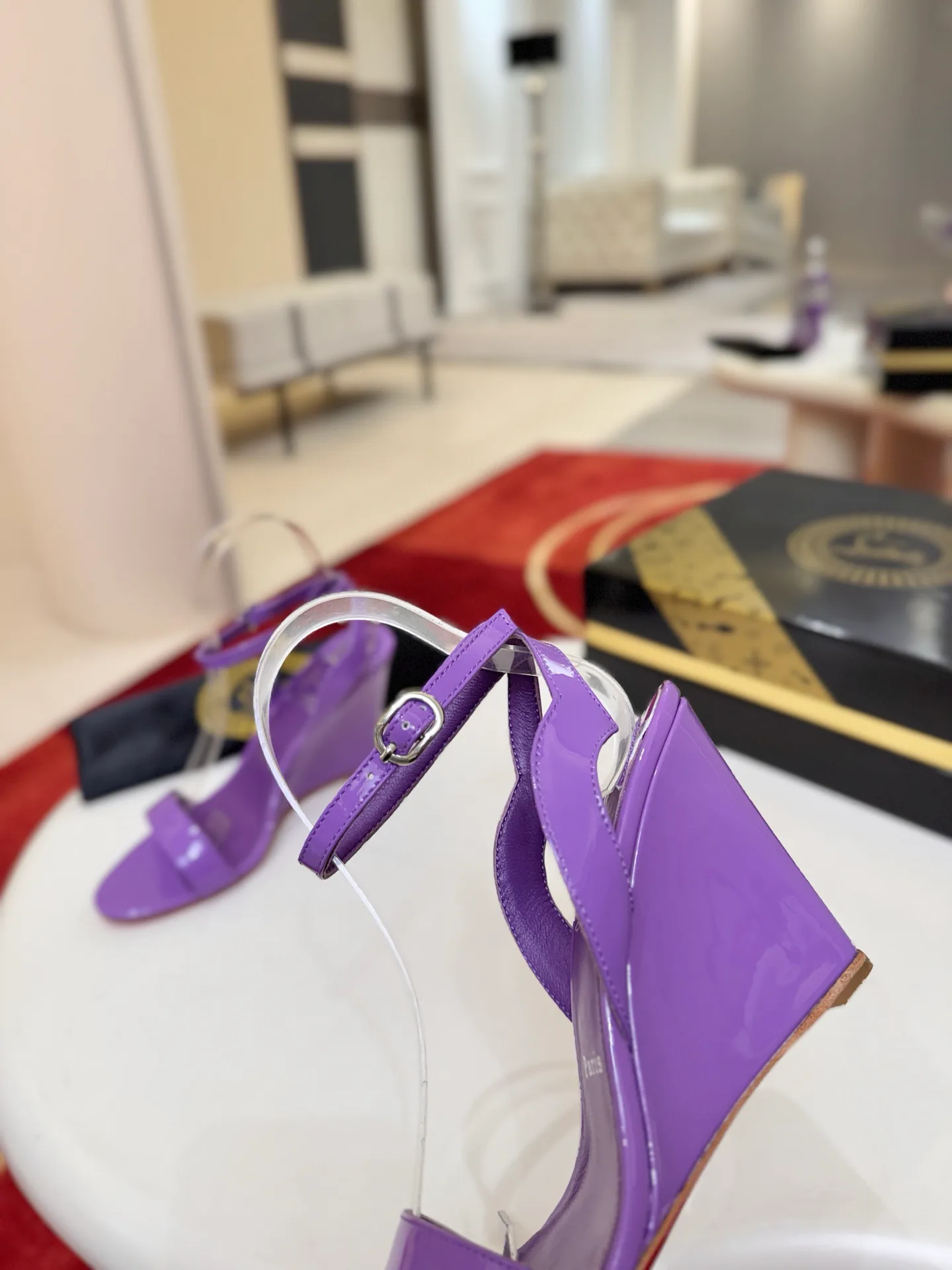 Босоножки Женские Christian Louboutin 18500927