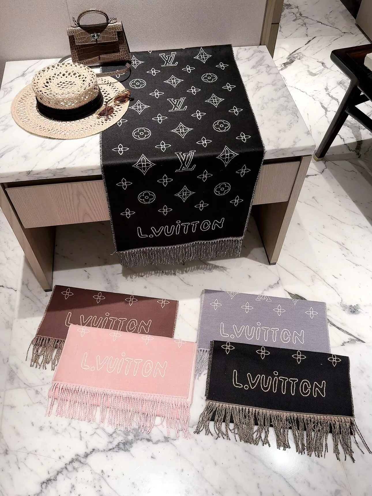 Шарфы Louis Vuitton 18377556