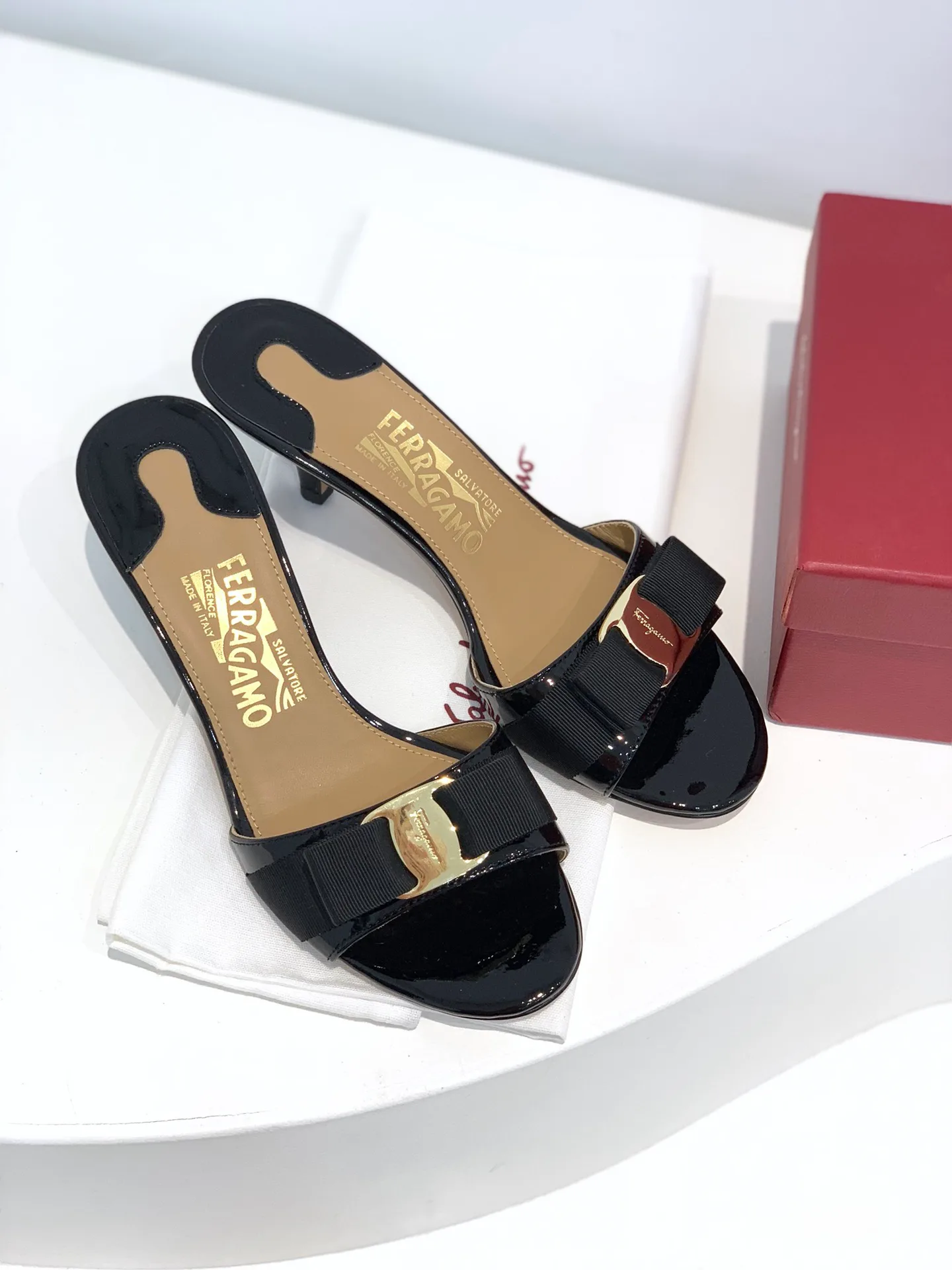 Босоножки Женские Salvatore Ferragamo 17642543