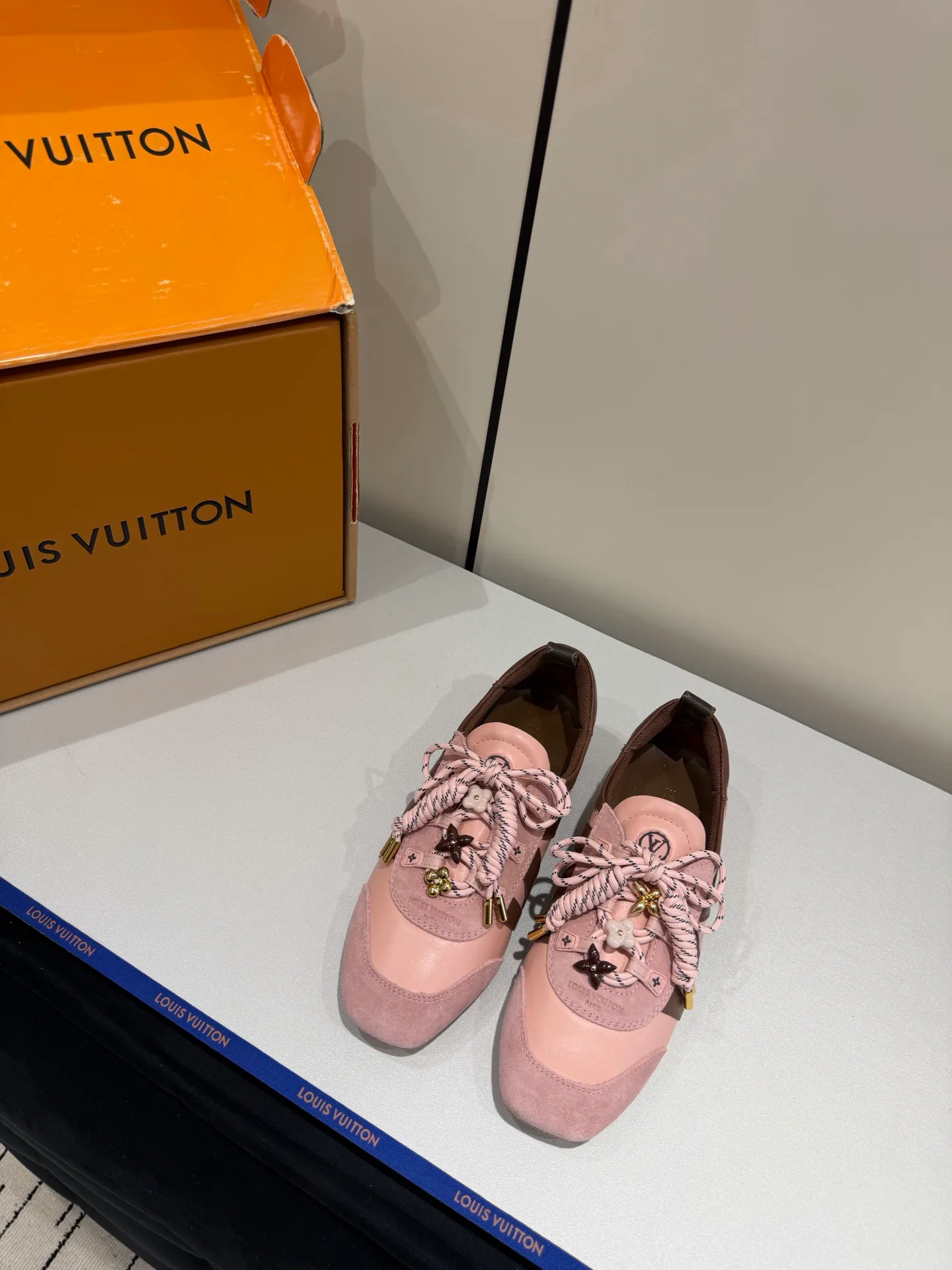 Кроссовки Женские Louis Vuitton 17934908