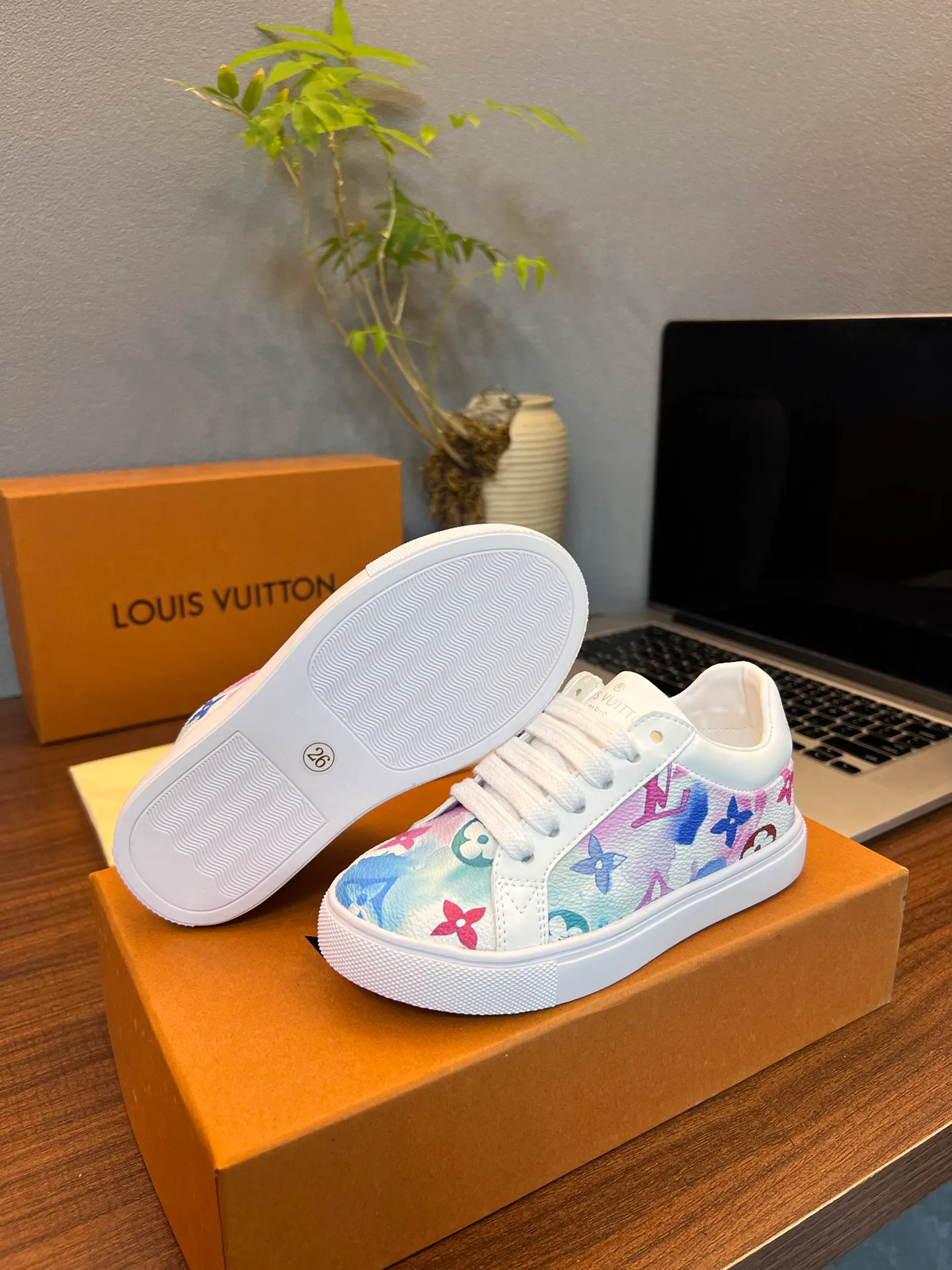 Кроссовки Женские Louis Vuitton 18077544