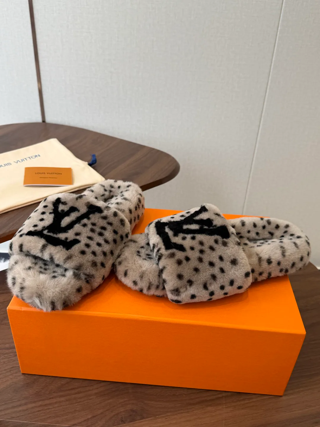 Тапочки Женские Louis Vuitton 18182967