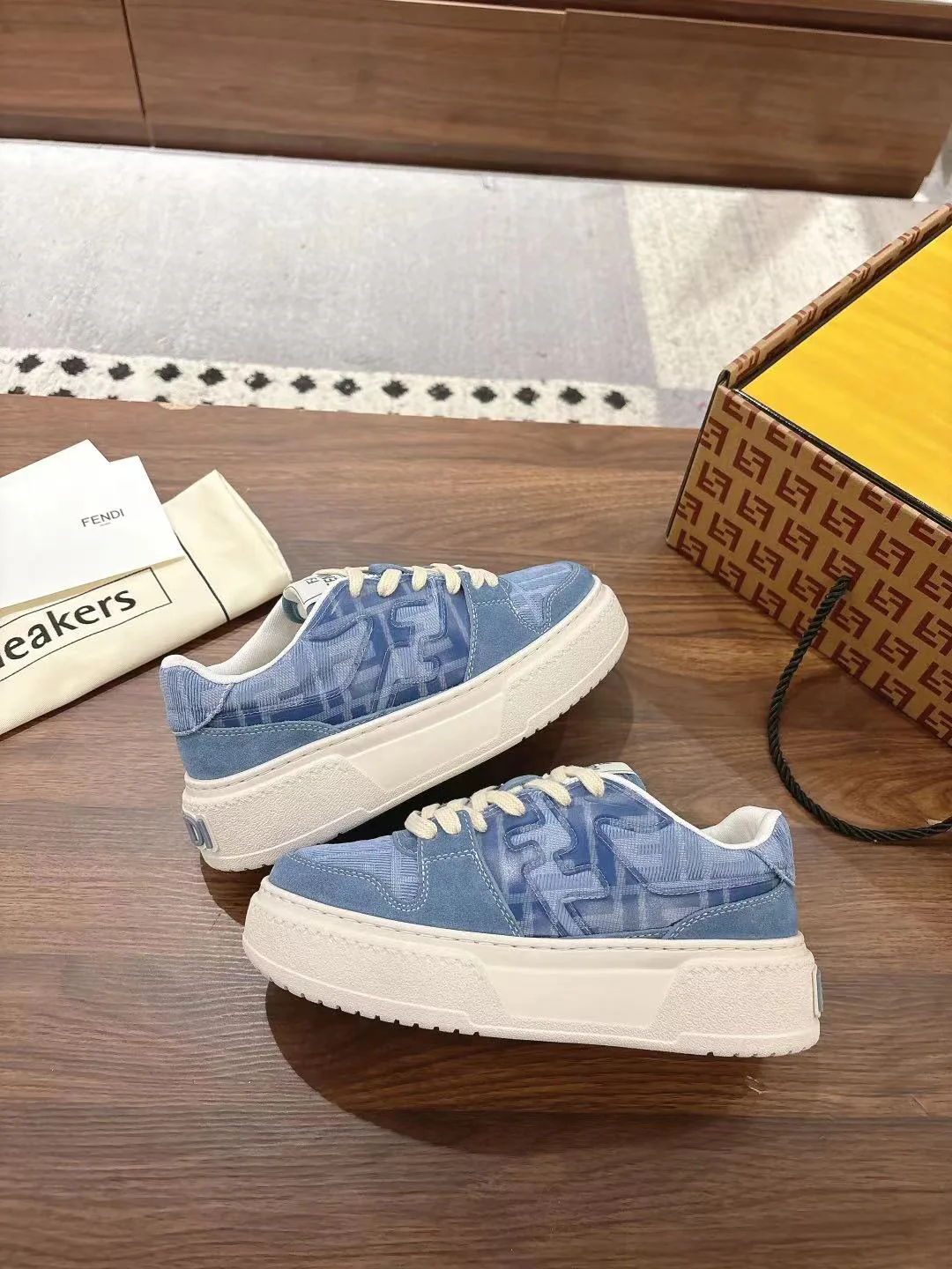Кроссовки Женские Fendi 18219638