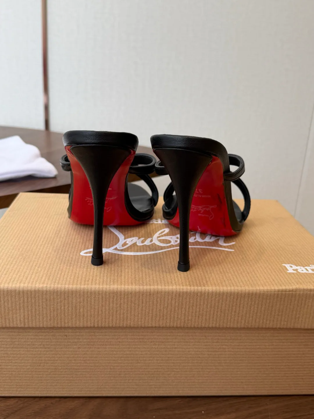 Босоножки Женские Christian Louboutin 18183094