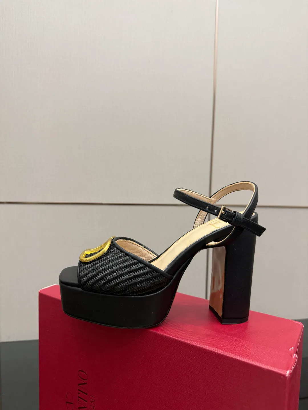 Босоножки Женские Valentino 13241319