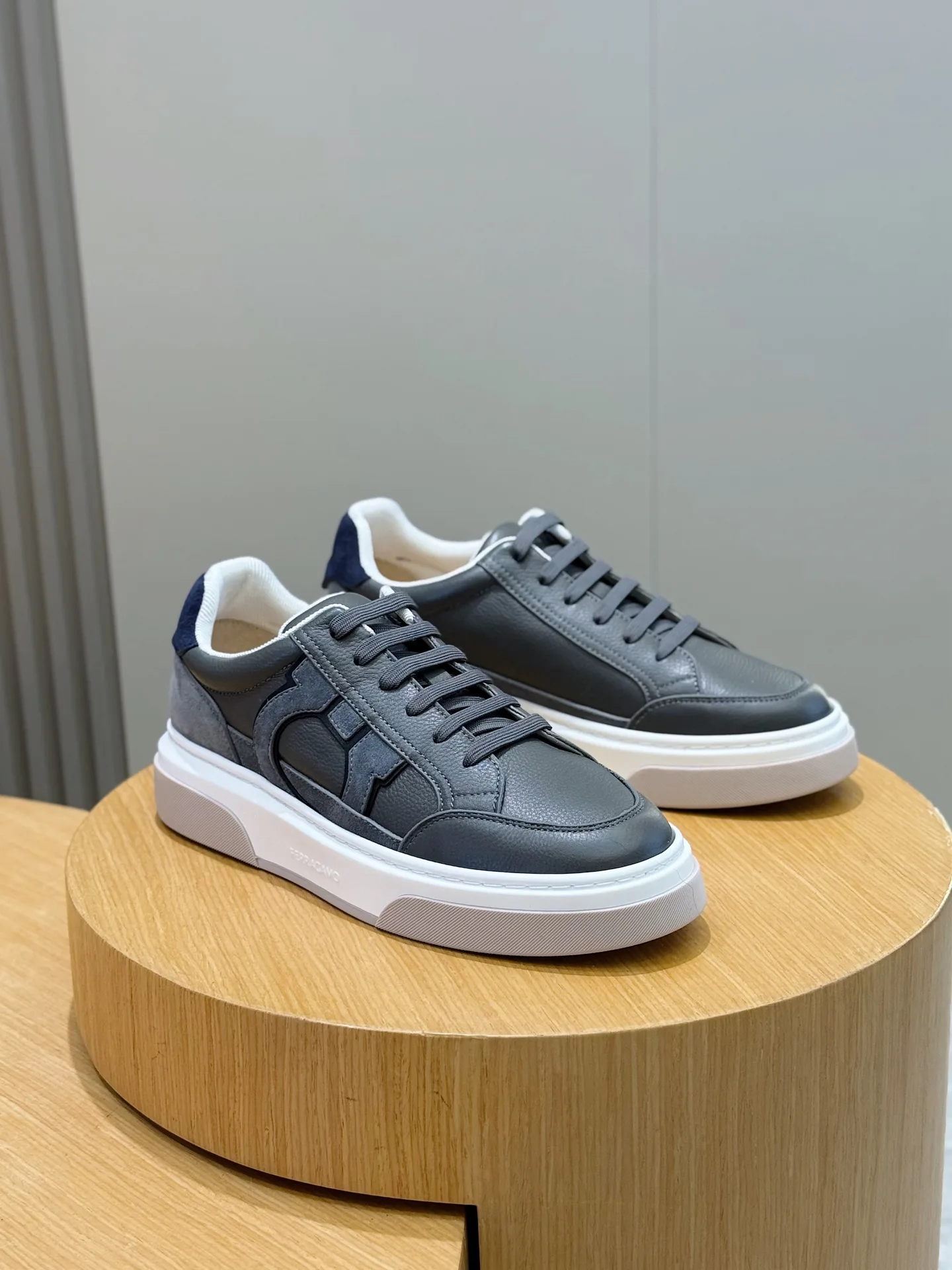 Кроссовки Мужские Salvatore Ferragamo 11704928