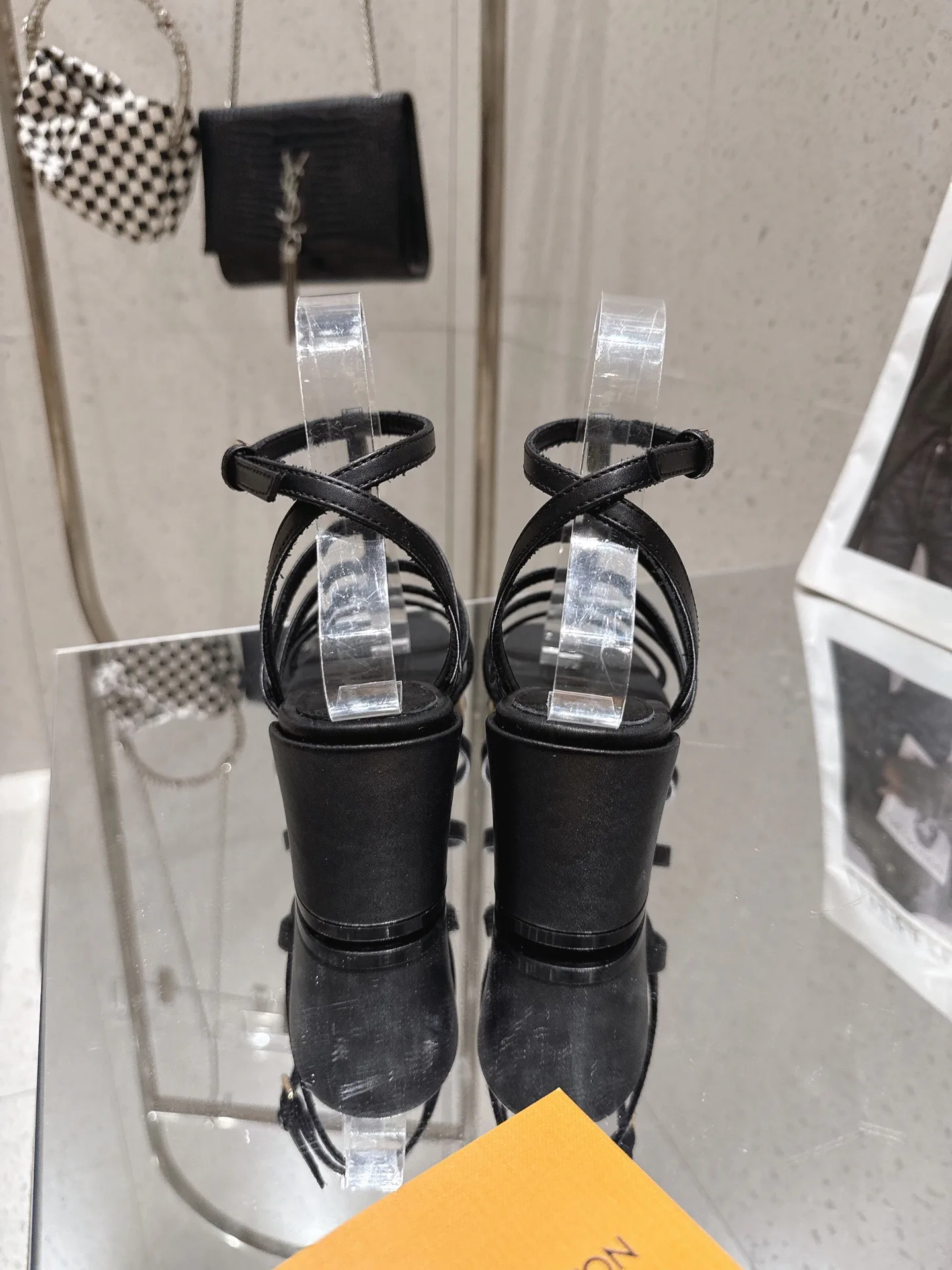 Босоножки Женские Louis Vuitton 17524782