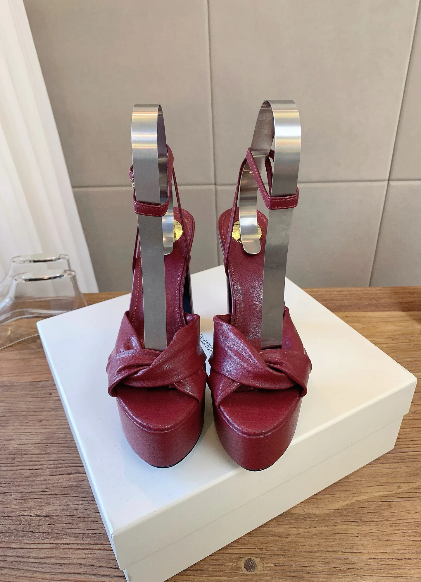 Босоножки Женские Saint Laurent 18427877