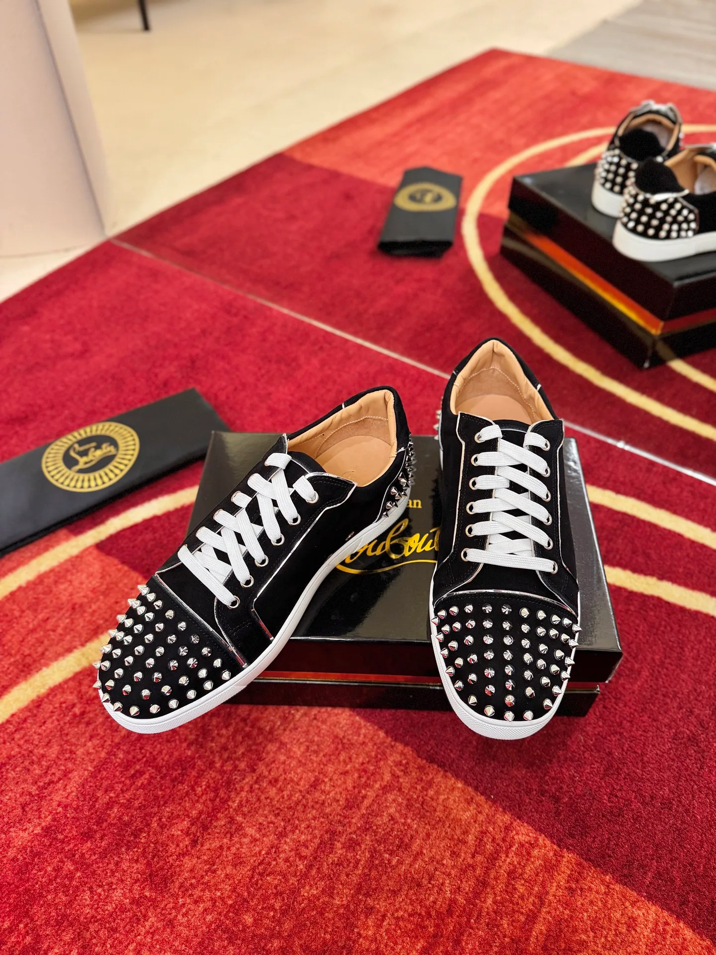 Кроссовки Женские Christian Louboutin 19636672