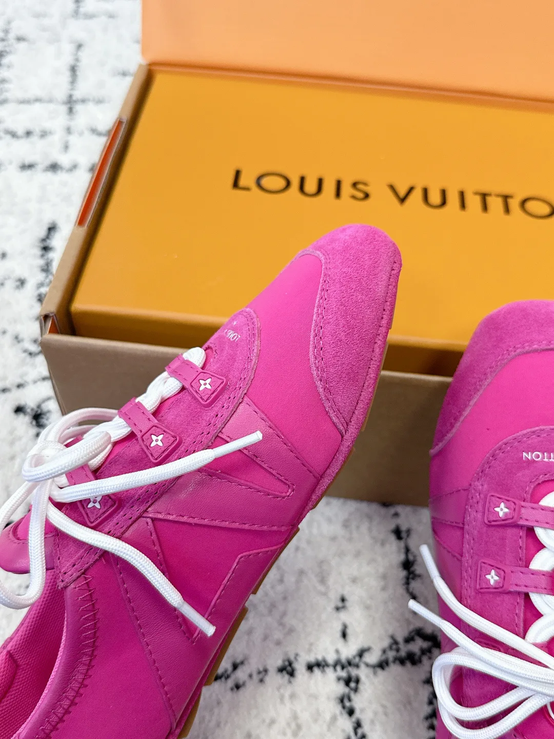 Кроссовки Женские Louis Vuitton 18409677