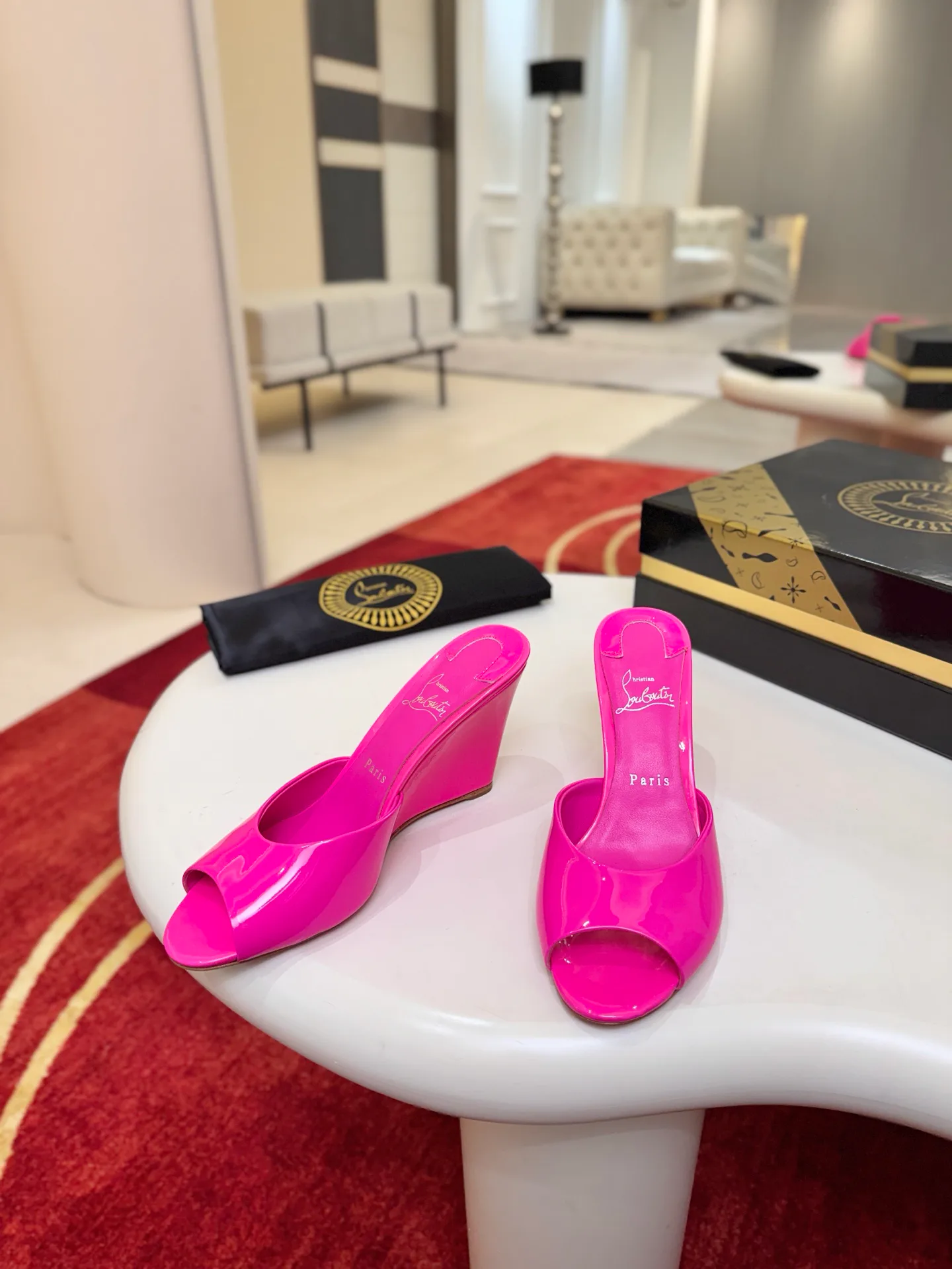 Босоножки Женские Christian Louboutin 18500930